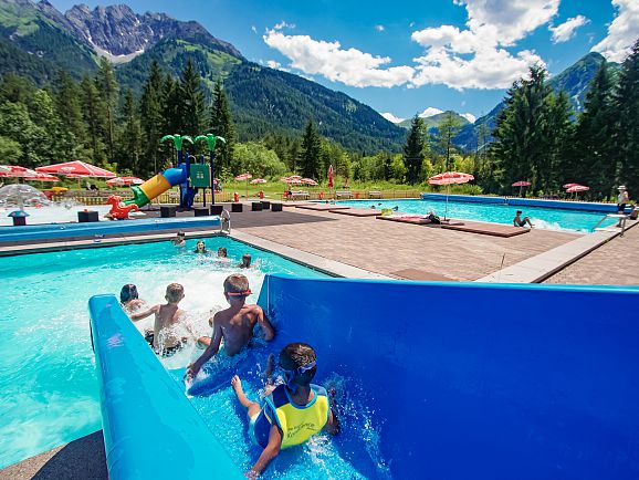 Rutsche im Freischwimmbad Bach-Elbigenalp