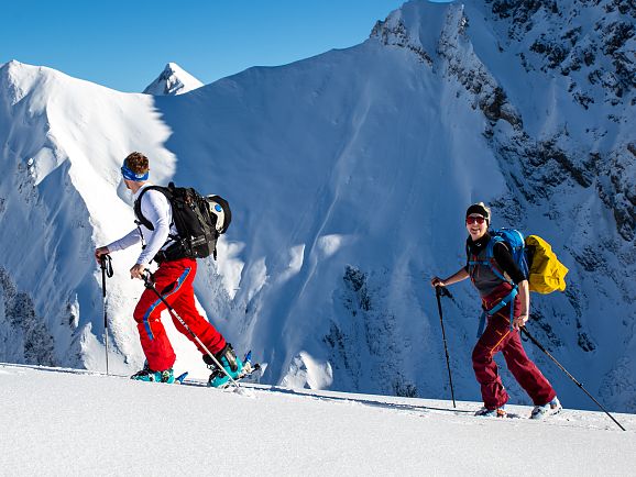 Skitouren mit Blick auf die Berge
