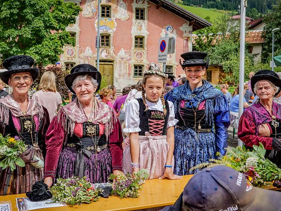Sommer im Lechtal-Brauchtum Trachten vor Dengels Haus Holzgau