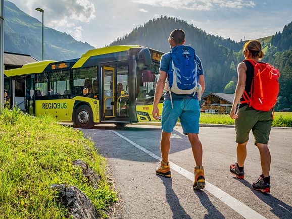 Wanderer steigen in den Regiobus Lechtal ein
